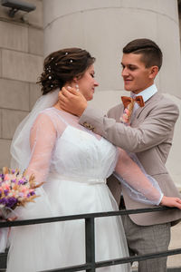 Faces happy newlyweds in the pofil. the bride and groom gently look at each other. groom and bride. 