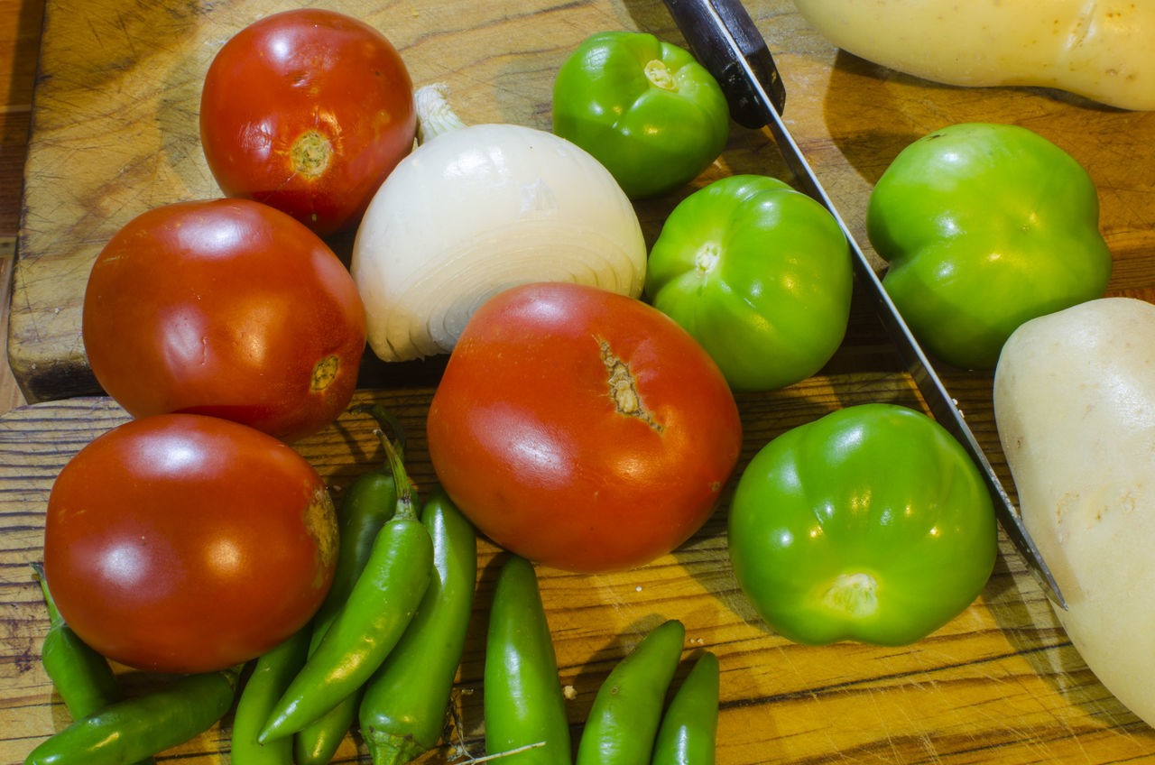 CLOSE-UP OF TOMATOES IN PLATE