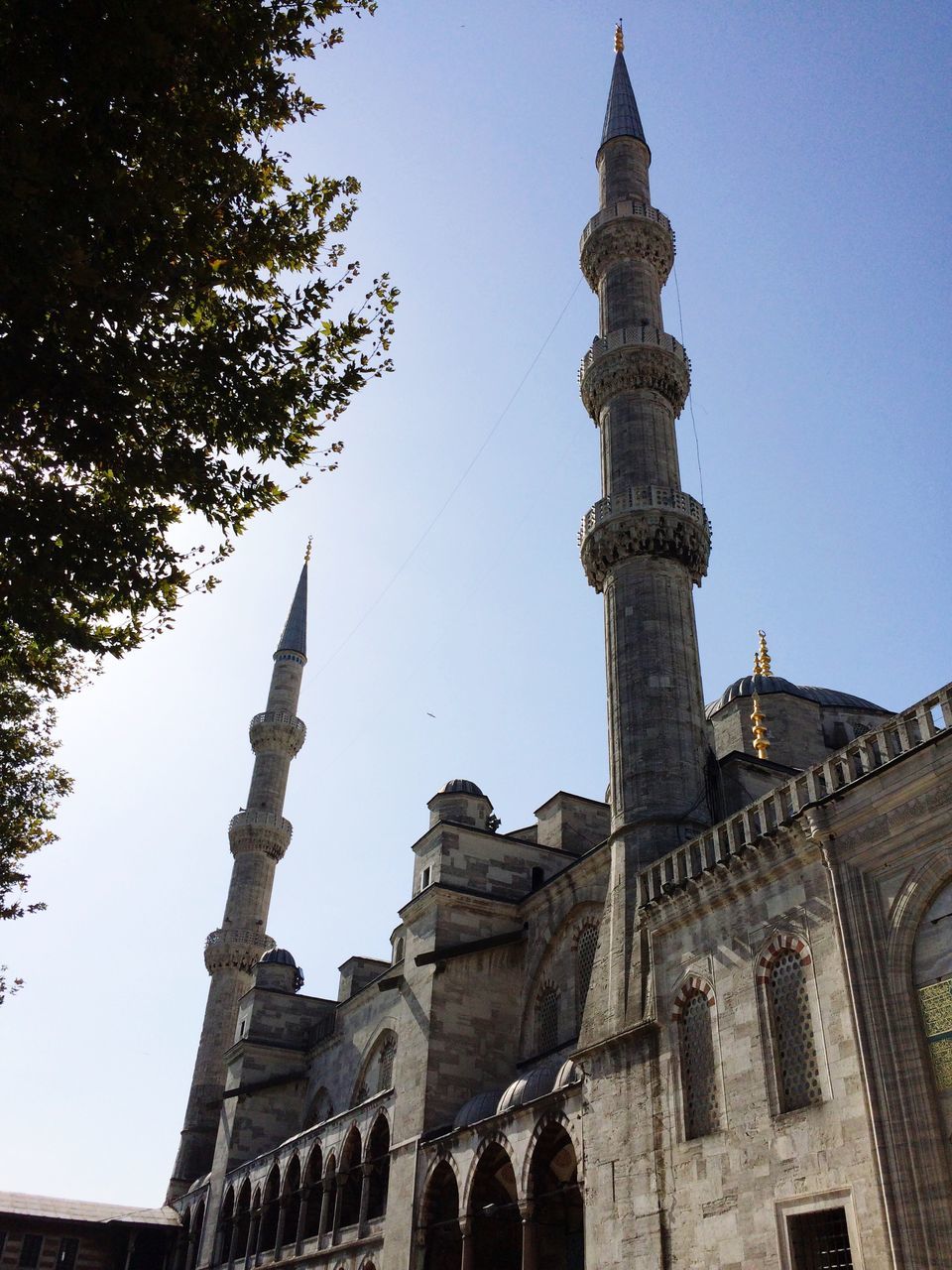 LOW ANGLE VIEW OF HISTORIC BUILDING AGAINST CLEAR SKY