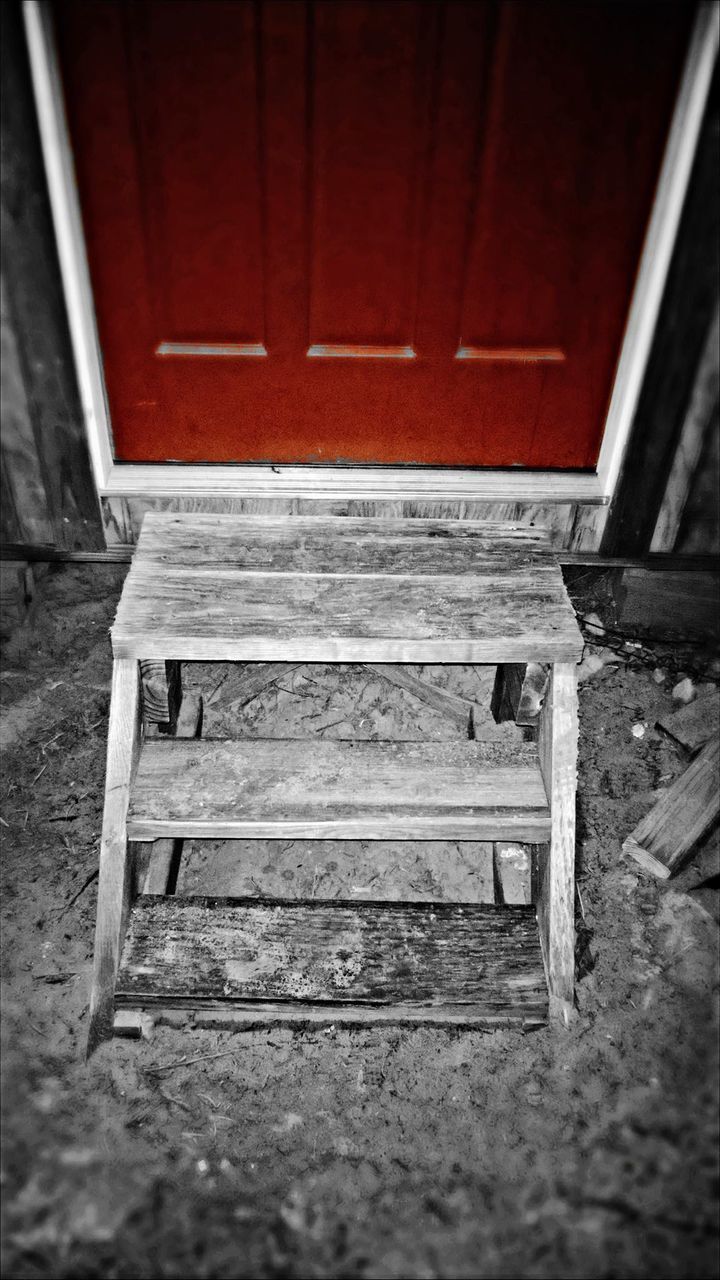 HIGH ANGLE VIEW OF EMPTY BENCH IN BUILDING