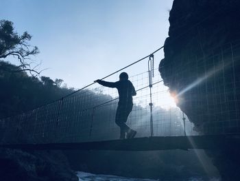 Tracking over rivers on suspension bridge