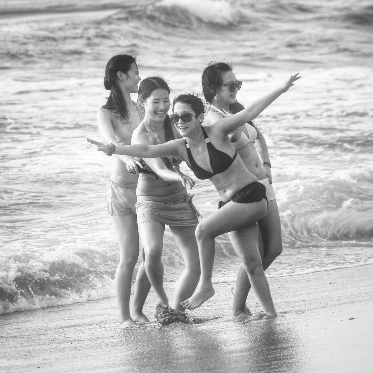 togetherness, bonding, water, love, lifestyles, leisure activity, childhood, family, sea, boys, full length, girls, beach, friendship, vacations, enjoyment, elementary age