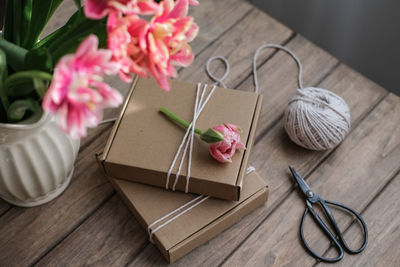 Kraft gift boxes decorated with flowers. gift wrapping idea