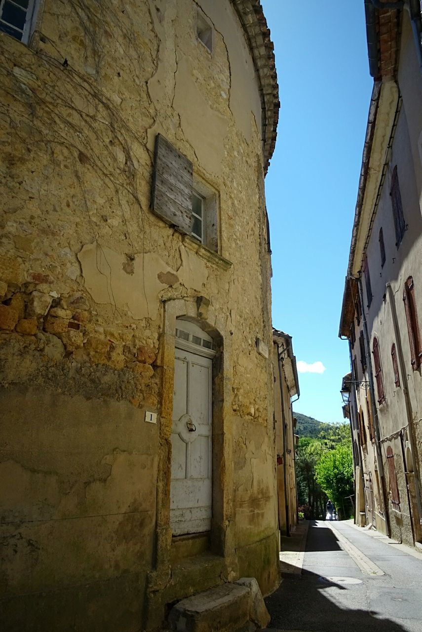 VIEW OF HOUSE AGAINST SKY