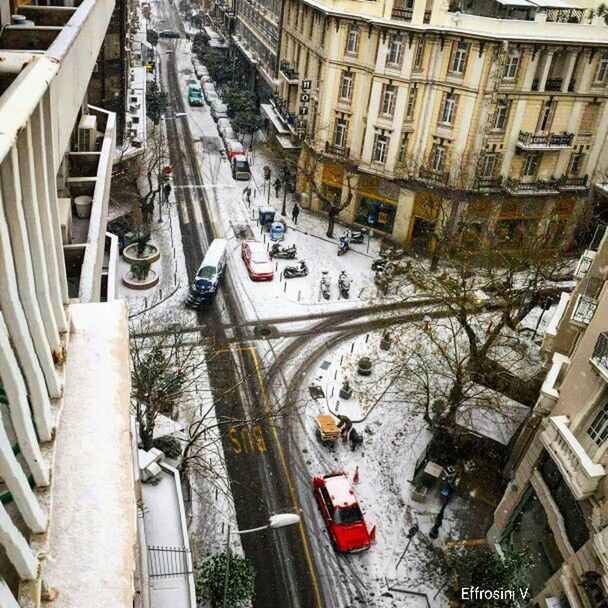 HIGH ANGLE VIEW OF CARS MOVING IN CITY