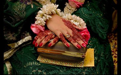 Cropped hand of woman holding bouquet