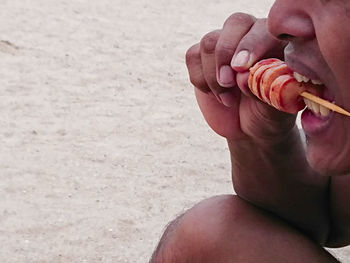 Close-up of hand holding cigarette