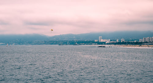 Scenic view of pacific ocean in los angeles, against the sky on a cloudy day.