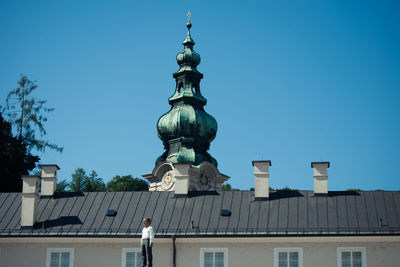 Statue of building