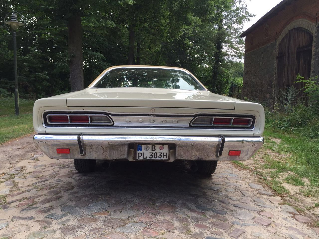 VINTAGE CAR IN PARK