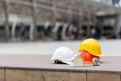 Close-up safety helmets with accessory floor