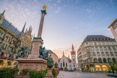 Statue of historic building against sky