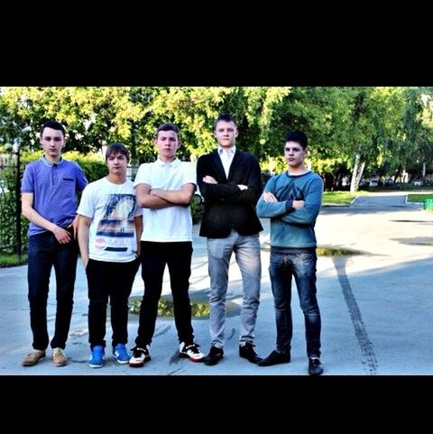 togetherness, lifestyles, bonding, casual clothing, friendship, person, transfer print, leisure activity, love, looking at camera, portrait, smiling, front view, young men, young adult, happiness, standing, brother