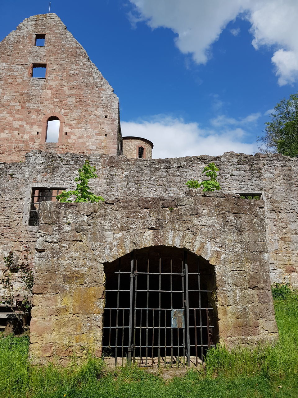 LOW ANGLE VIEW OF OLD BUILDING