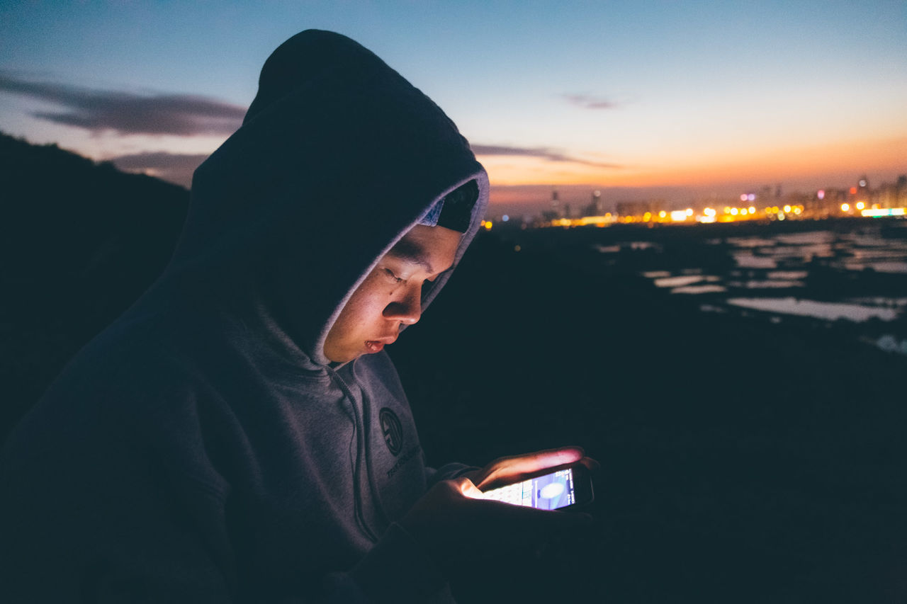 one person, sunset, real people, wireless technology, city, connection, only men, men, technology, close-up, outdoors, adults only, one man only, human hand, people, day, adult