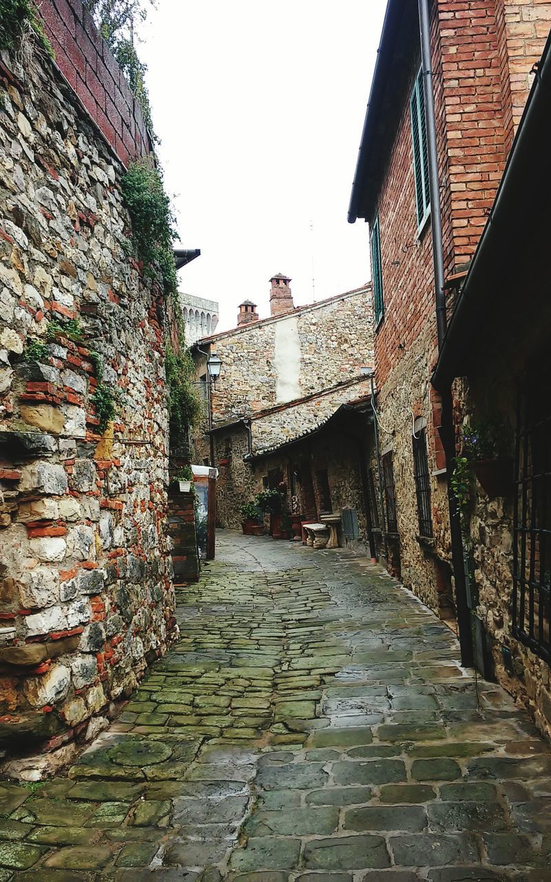 architecture, built structure, building exterior, the way forward, cobblestone, brick wall, diminishing perspective, alley, clear sky, building, residential structure, steps, residential building, house, walkway, narrow, footpath, wall - building feature, stone wall, vanishing point
