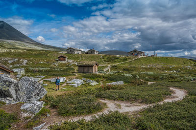 Female wander at peer gynt hytta, rondane nationalpark, høvringen