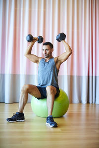 A man doing a shoulder press in the gym.