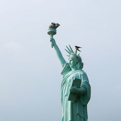 The statue of liberty and birds