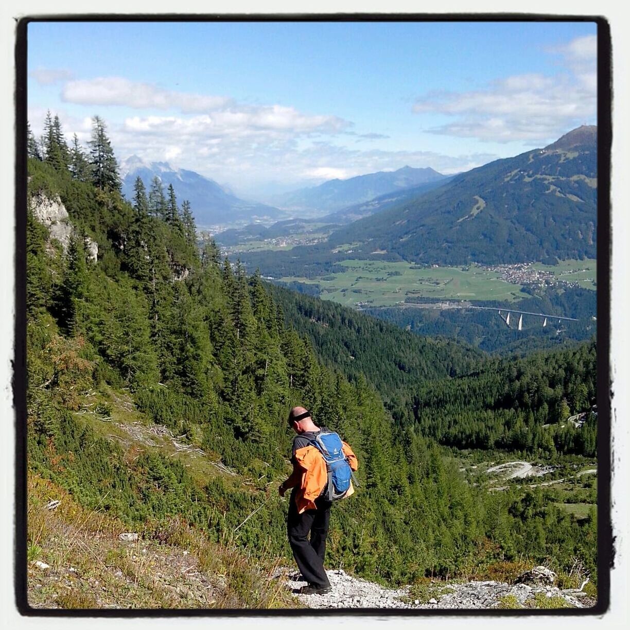 mountain, lifestyles, leisure activity, mountain range, casual clothing, sky, full length, landscape, young adult, hiking, men, scenics, standing, tranquil scene, beauty in nature, backpack, tranquility, adventure