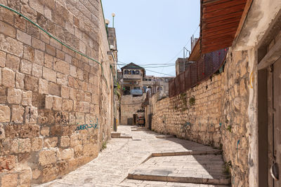 Narrow alley amidst buildings in city