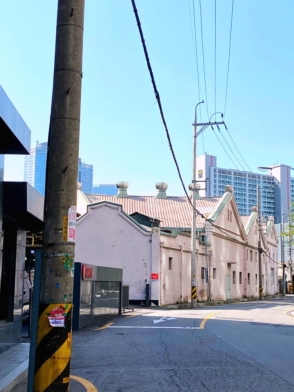 STREET AGAINST BUILDINGS IN CITY AGAINST CLEAR SKY