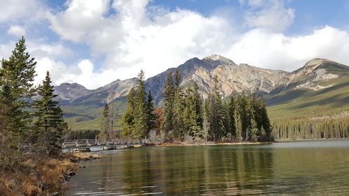 Scenic view of pyramid lake by mountains against cloudy sky
