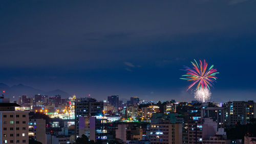 Images with new year's, réveillon, fireworks exploding in the sky in niterói, rio de janeiro, brazil