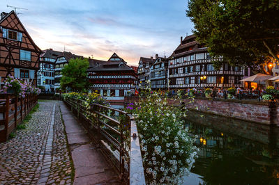 Narrow walkway along buildings