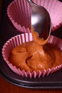 Cake batter falling in holder through spoon