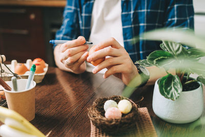 Midsection of man preparing food on table