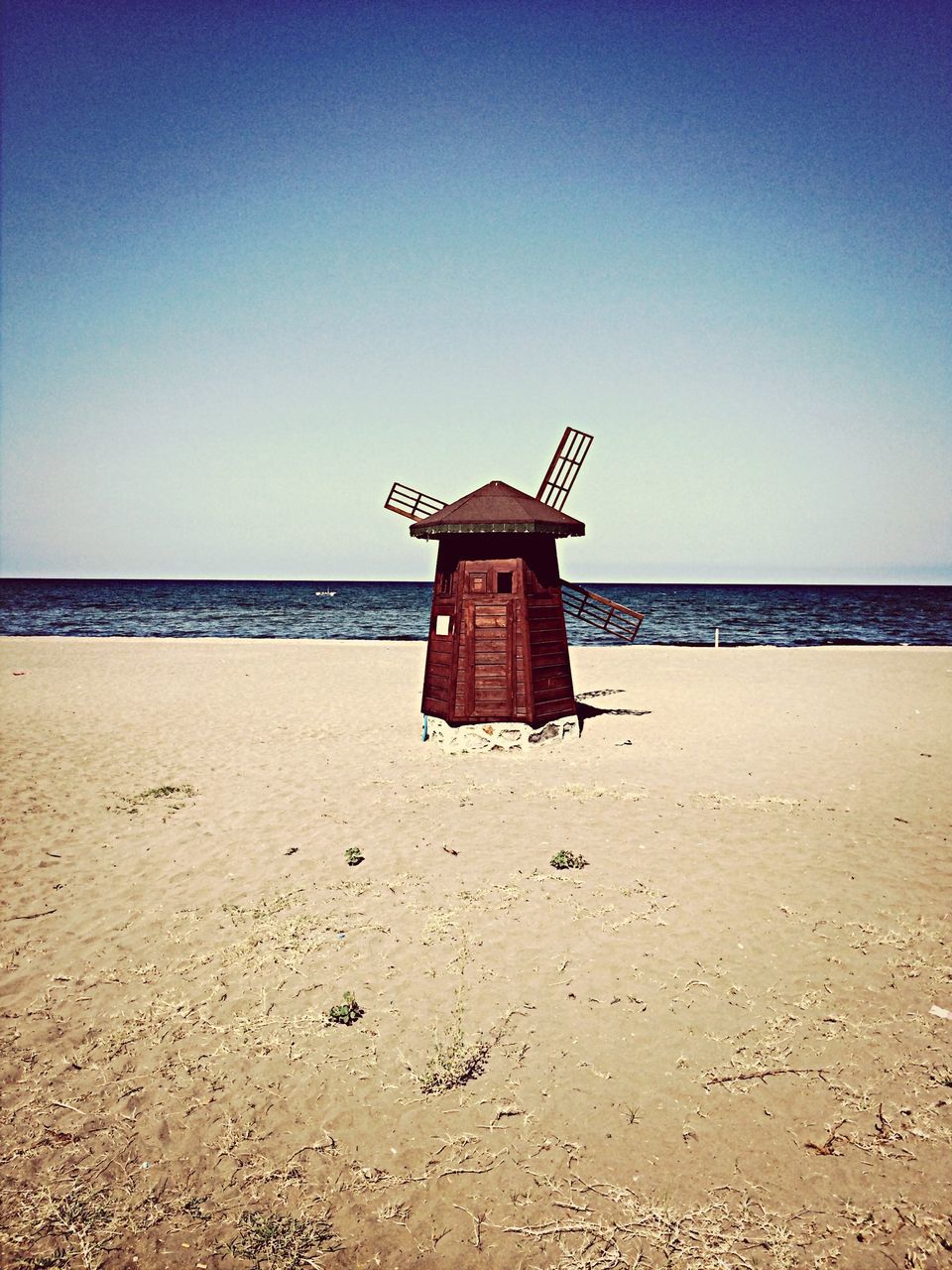 sea, horizon over water, beach, clear sky, water, sand, copy space, tranquility, tranquil scene, shore, protection, scenics, lifeguard hut, built structure, nature, blue, safety, lighthouse, beauty in nature, pier