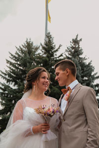 Faces happy newlyweds in the pofil. the bride and groom gently look at each other. groom and bride. 