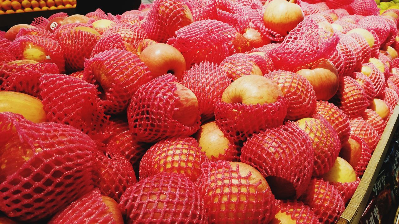 HIGH ANGLE VIEW OF FRUITS IN MARKET