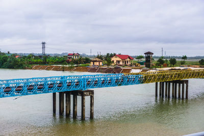 Hien luong bridge was bisected between south vietnam and north vietnam from 1954 to 1976.