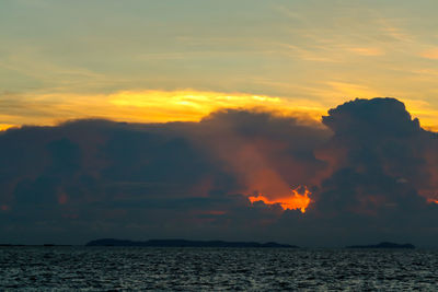 Sunset heap cloud sunshine in blue sky soft cloud background