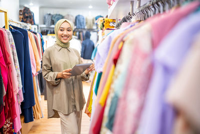 Smiling woman shopping in mall