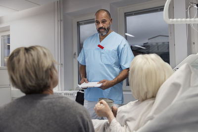 Nurse talking to patient in hospital