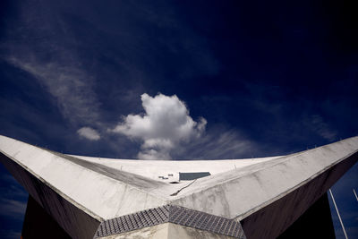 The roof of haus der kulturen der welt in berlin from side against the blue sky