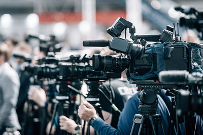 Public live event media coverage, television cameras at a press conference