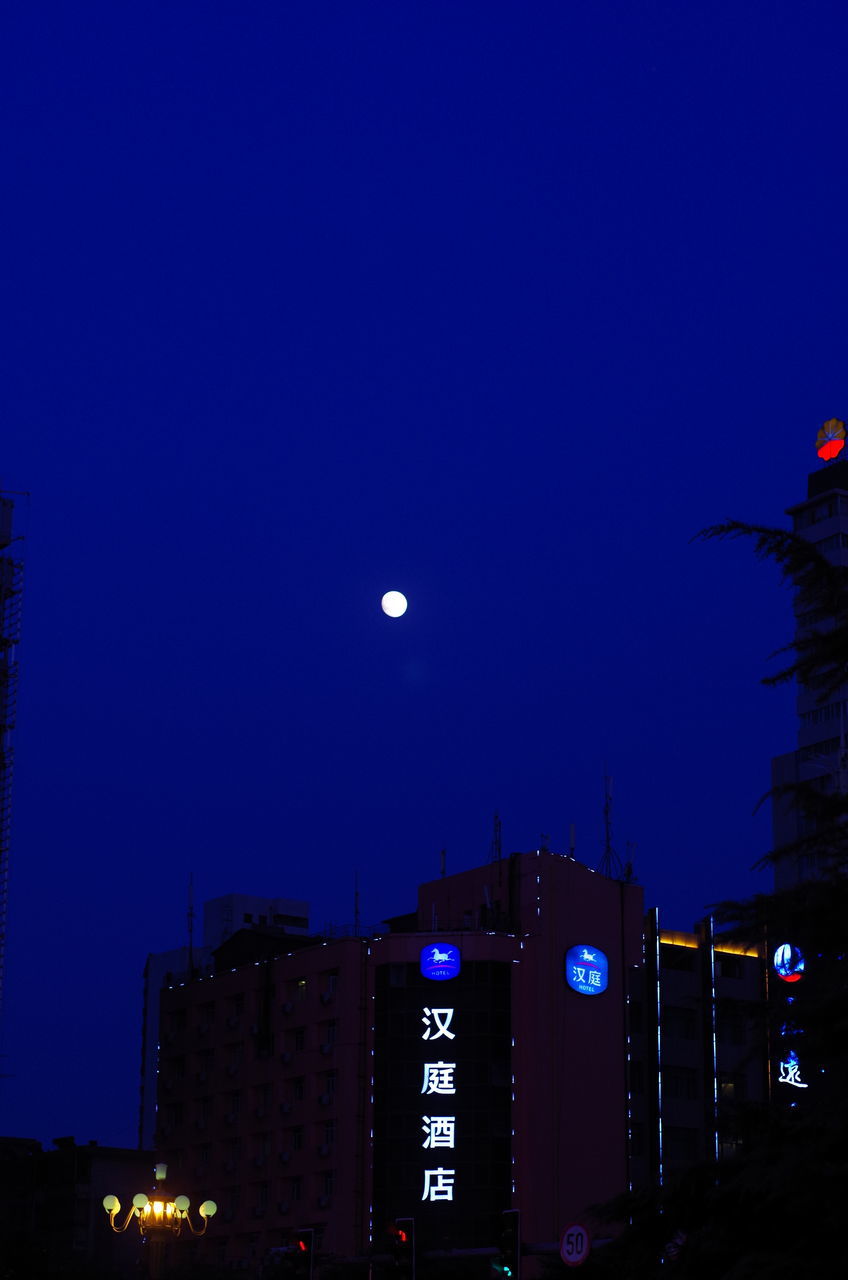 SILHOUETTE OF CITY AGAINST SKY