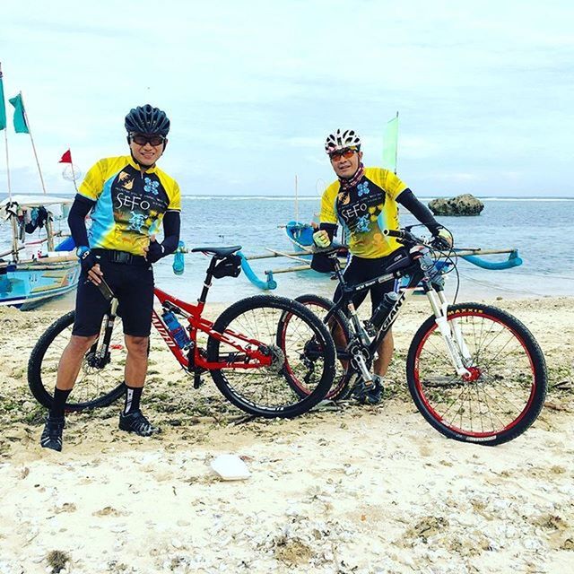 mode of transport, transportation, bicycle, sea, land vehicle, water, lifestyles, beach, leisure activity, full length, horizon over water, sky, men, stationary, travel, riding, shore, boys