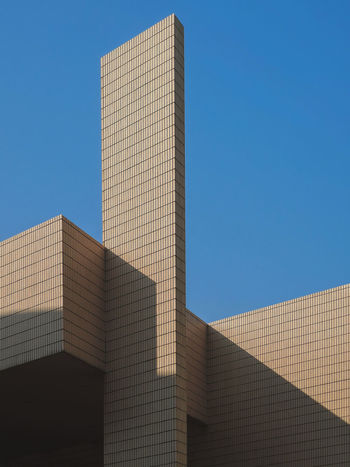 LOW ANGLE VIEW OF BUILDING AGAINST CLEAR BLUE SKY