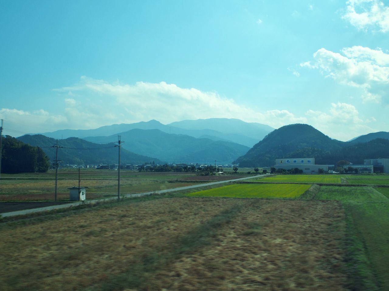 SCENIC VIEW OF AGRICULTURAL LANDSCAPE AGAINST SKY