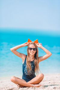 Mid adult man wearing sunglasses at beach against sky