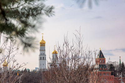 Panoramic view of moscow kremlin with spassky tower and saint basil's cathedral in center city