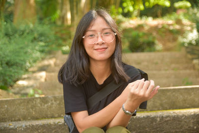 Portrait of smiling young woman,young asian woman sitting with a bright smile