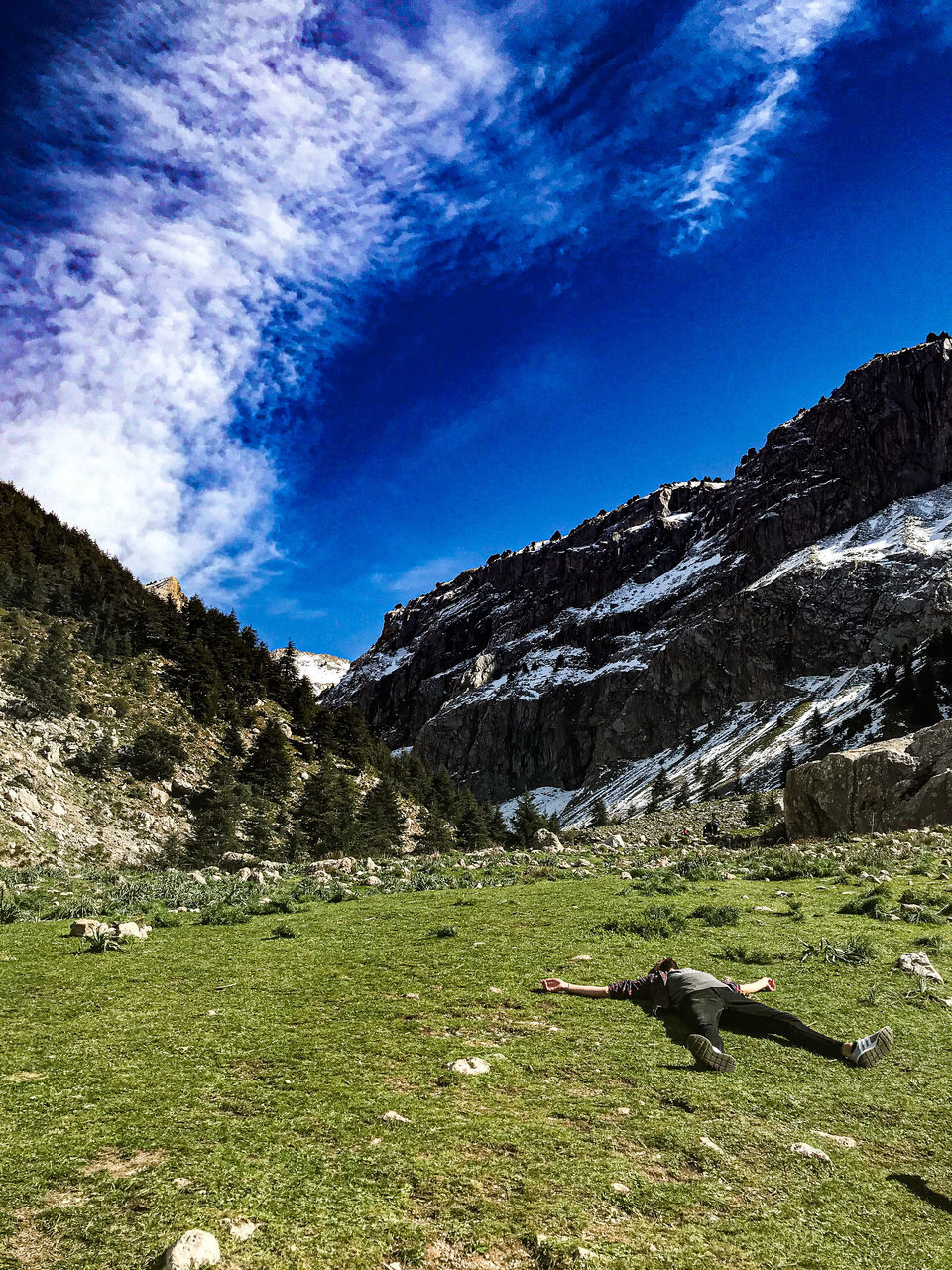 SCENIC VIEW OF FIELD BY MOUNTAINS AGAINST SKY