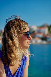 Close-up of young woman wearing sunglasses