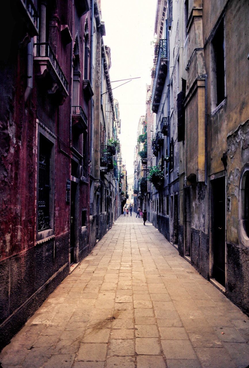 architecture, the way forward, building exterior, built structure, alley, day, residential building, outdoors, no people, city, sky